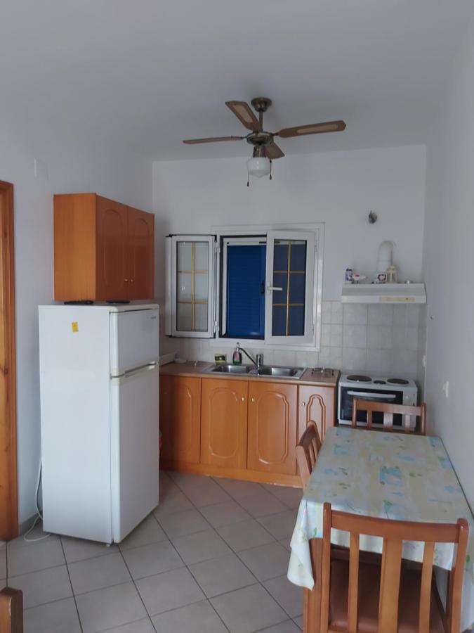 Matina Apartments Tyros Екстериор снимка