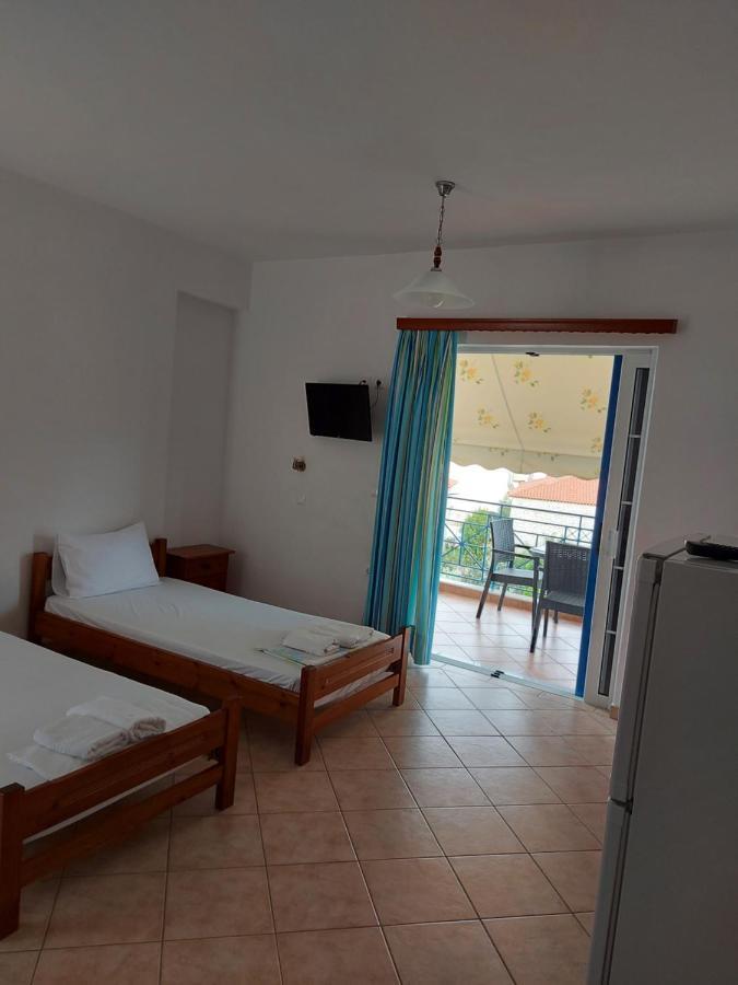 Matina Apartments Tyros Екстериор снимка