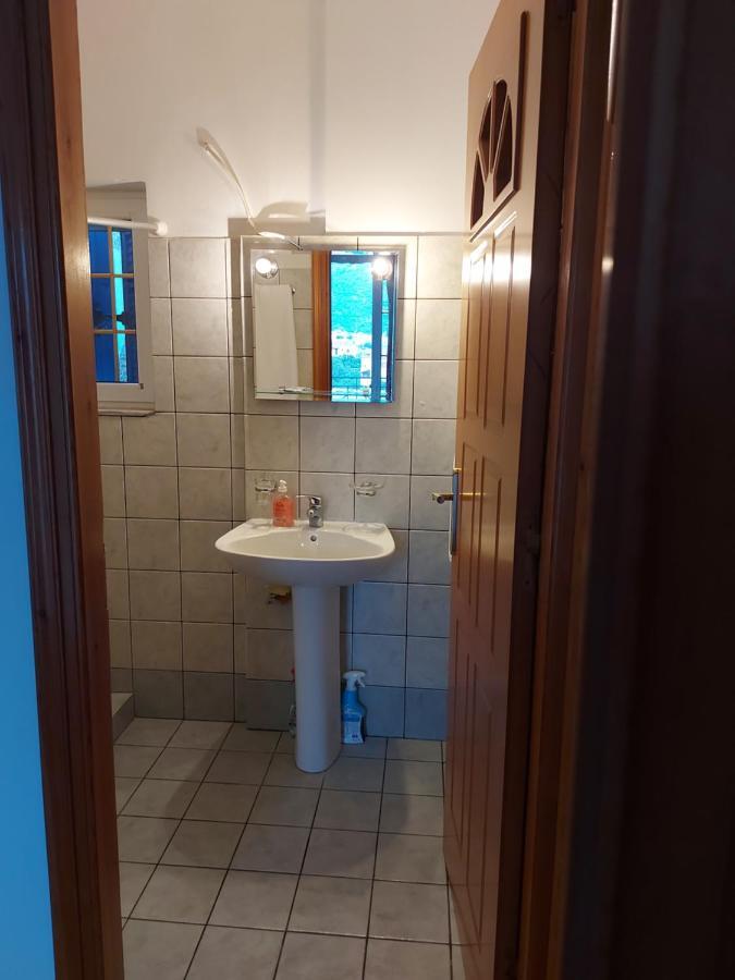 Matina Apartments Tyros Екстериор снимка